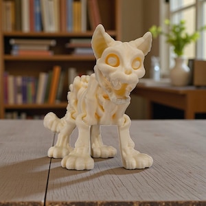 Puede incluir: Figura de esqueleto de gato de color crema con estructura &oacute;sea detallada. El gato est&aacute; en posici&oacute;n de pie, con la boca abierta. La figura est&aacute; sobre una superficie de madera, con un fondo borroso de una estanter&iacute;a y una ventana.