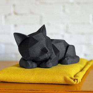 Låg poly kattstaty: Modern geometrisk kattdekor bild 1