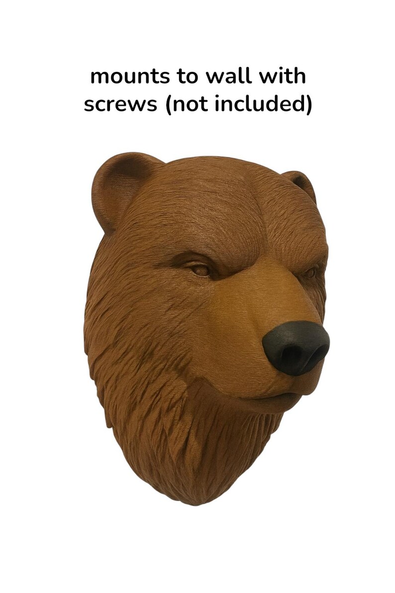 Puede incluir: Escultura de cabeza de oso marr&oacute;n con superficie texturizada. El oso tiene una nariz negra y una textura de pelaje detallada. El texto "mounts to wall with screws (not included)" est&aacute; encima de la cabeza del oso. Pieza decorativa para montaje en pared.