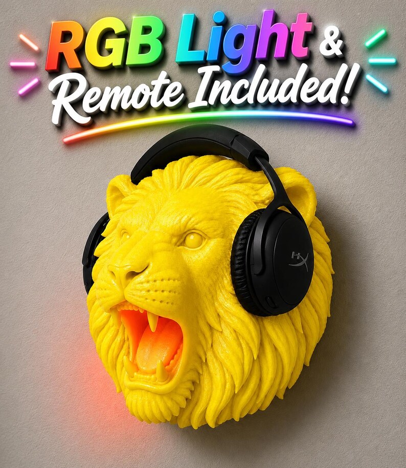 Puede incluir: Escultura de cabeza de le&oacute;n amarilla con auriculares negros. La escultura tiene la boca abierta y una luz RGB, con mando a distancia incluido. El texto "RGB Light & Remote Included!" est&aacute; encima de la cabeza del le&oacute;n.