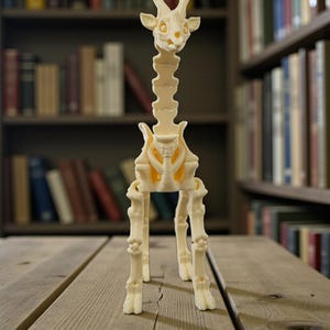 Op de afbeelding: Een cr&egrave;mekleurig girafskeletmodel staat op een houten oppervlak. Het model heeft een gedetailleerde skeletstructuur, inclusief de schedel, wervels, ribben en botten van de poten. De giraffe staat rechtop, met zijn hoofd omhoog. De achtergrond toont een boekenkast vol boeken.