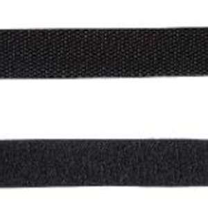 Puede incluir: Dos bridas de velcro negras. Cada brida tiene un cuerpo rectangular con una superficie texturizada y un extremo redondeado. Un extremo presenta una cabeza con un agujero para asegurar la brida.