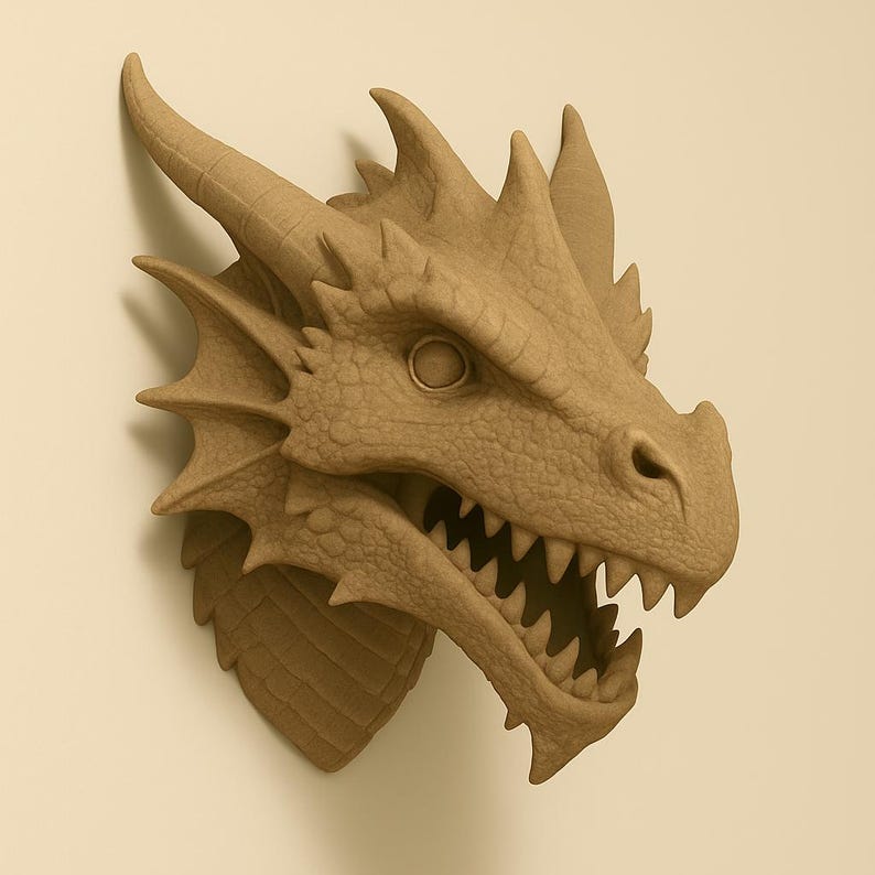 Puede incluir: Escultura mural de cabeza de drag&oacute;n de color marr&oacute;n claro. El drag&oacute;n tiene dientes afilados, una superficie texturizada y cuernos prominentes. La escultura est&aacute; montada en una pared clara, mostrando los intrincados detalles.