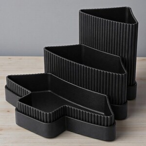 Peut inclure: Une tasse en c&eacute;ramique blanche avec une anse noire et le texte "But First, Coffee" en noir, en gras. La tasse est pos&eacute;e sur une surface en bois. La tasse mesure environ 10 cm de haut.