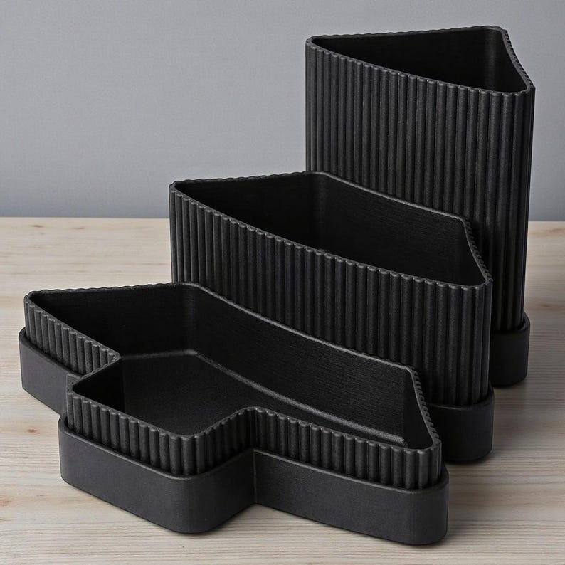 Peut inclure: Une tasse en c&eacute;ramique blanche avec une anse noire et le texte "But First, Coffee" en noir, en gras. La tasse est pos&eacute;e sur une surface en bois. La tasse mesure environ 10 cm de haut.