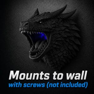Puede incluir: Una escultura de cabeza de drag&oacute;n negra con la boca abierta, dientes afilados y un brillo azul en el interior. El drag&oacute;n tiene escamas y cuernos detallados. El texto en la parte inferior dice "Mounts to wall with screws (not included)".