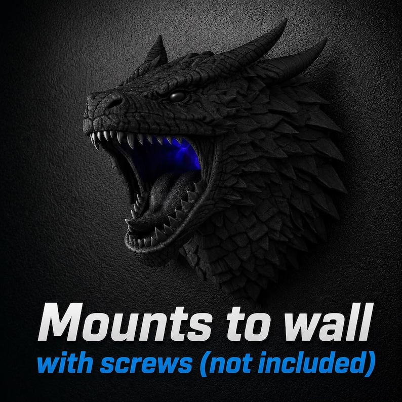 Puede incluir: Una escultura de cabeza de drag&oacute;n negra con la boca abierta, dientes afilados y un brillo azul en el interior. El drag&oacute;n tiene escamas y cuernos detallados. El texto en la parte inferior dice "Mounts to wall with screws (not included)".