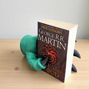 Bokställ med drakklo: Bokställ med gotisk fantasi bild 3