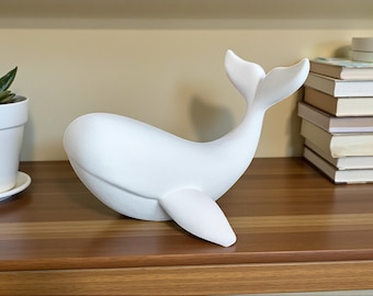 手作りの紙粘土で作ったクジラの彫刻 – 棚やテーブルに飾るエコ