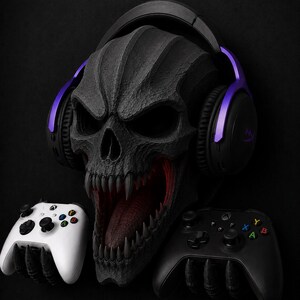 Puede incluir: Una escultura de cráneo negro texturizado con la boca abierta y dientes afilados, que lleva auriculares negros y morados. El cráneo está flanqueado por dos mandos de juego, uno blanco y otro negro, cada uno sostenido por un soporte en forma de garra.