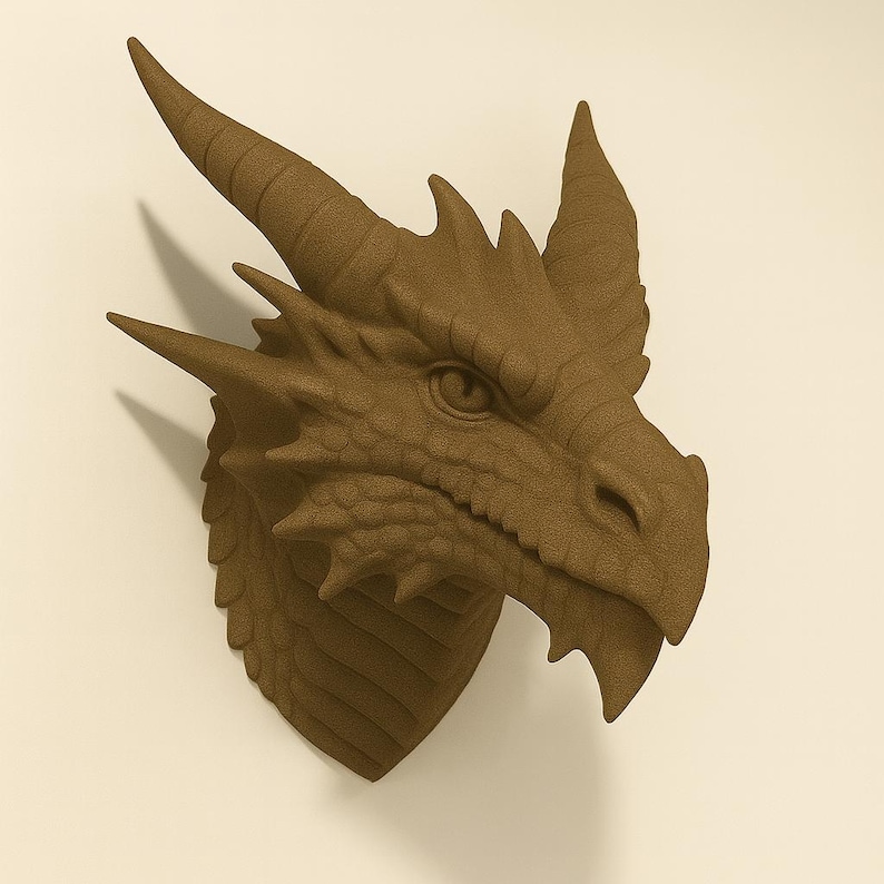 Może przedstawiać: Szczeg&oacute;łowa, brązowa rzeźba głowy smoka z teksturowanymi łuskami, rogami i ostrymi zębami. Oczy smoka są widoczne, a rzeźba jest zamontowana na białym tle. Dekoracja ścienna o tematyce fantasy.