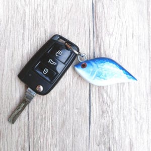 Jack Lures Schlüsselanhänger Kunstköder blau weiß handgefertigt in Italien Geschenkidee für Papa, Angel-Schlüsselanhänger, Fischer-Schlüsselanhänger