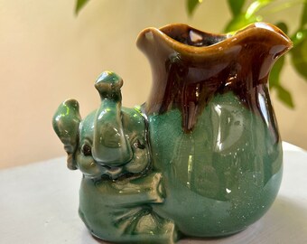 Jardinière vintage en forme de vase avec un éléphant