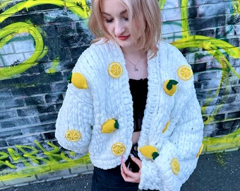 Inspirierter grober Cardigan mit 3D-Stickerei | Gestrickter Folklore Ästhetischer Pullover | Strickwaren mit Ballonärmeln und offener Vorderseite