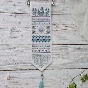 Puede incluir: Una taza de cerámica blanca con un asa negra y el texto "But First, Coffee" en negro, en negrita. La taza está sobre una superficie blanca.