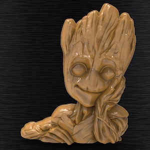 Könnte beinhalten: Eine braune, hölzerne Figur eines Charakters aus dem Film Guardians of the Galaxy. Der Charakter ist als Groot bekannt und wird mit einem freundlichen Lächeln und einer Hand am Kinn dargestellt.