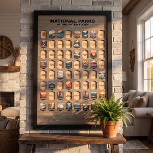 Peut inclure: Une plaque murale rectangulaire en bois intitulée National Parks of the United States, présentant une grille de découpes hexagonales. Chaque découpe affiche un badge illustré coloré représentant un parc national avec son nom inscrit.
