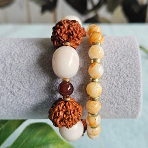 Bracelets with natural pearls beige