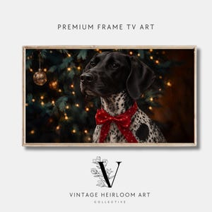 Puede incluir: Una obra de arte digital enmarcada titulada PREMIUM FRAME TV ART que muestra un perro manchado en blanco y negro con una pajarita roja de lunares. El fondo muestra un árbol de Navidad verde oscuro con luces doradas y un adorno.