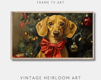Op de afbeelding: Een schilderij van een teckel met een rode strik, zittend voor een kerstboom met ornamenten. De hond heeft een bruine en bruine vacht en kijkt recht naar de kijker.