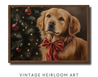 Op de afbeelding: Een golden retriever hond met een rode strik zit voor een kerstboom met rode kerstballen. De hond kijkt omhoog en naar links. De achtergrond is donkerbruin.