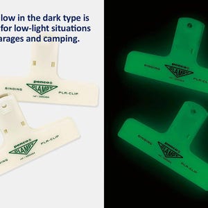 Puede incluir: Pinzas de encuadernaci&oacute;n de pl&aacute;stico blanquecino con texto verde y funci&oacute;n que brilla en la oscuridad. El texto en las pinzas dice "penco CLAMPY PLR-CLIP". La imagen tambi&eacute;n incluye el texto "The Glow in the dark type is great for low-light situations like garages and camping."