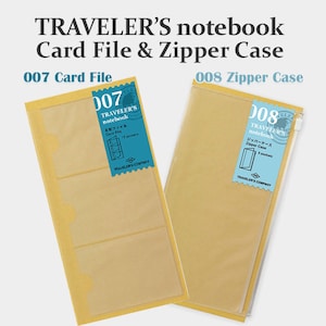 Puede incluir: Dos accesorios transparentes para Traveler's Notebook: un tarjetero y un estuche con cremallera. El tarjetero, etiquetado como "007 Card File", tiene tres ranuras para tarjetas. El estuche con cremallera, etiquetado como "008 Zipper Case", tiene cierre de cremallera. Ambos tienen un borde amarillo claro y una etiqueta azul.