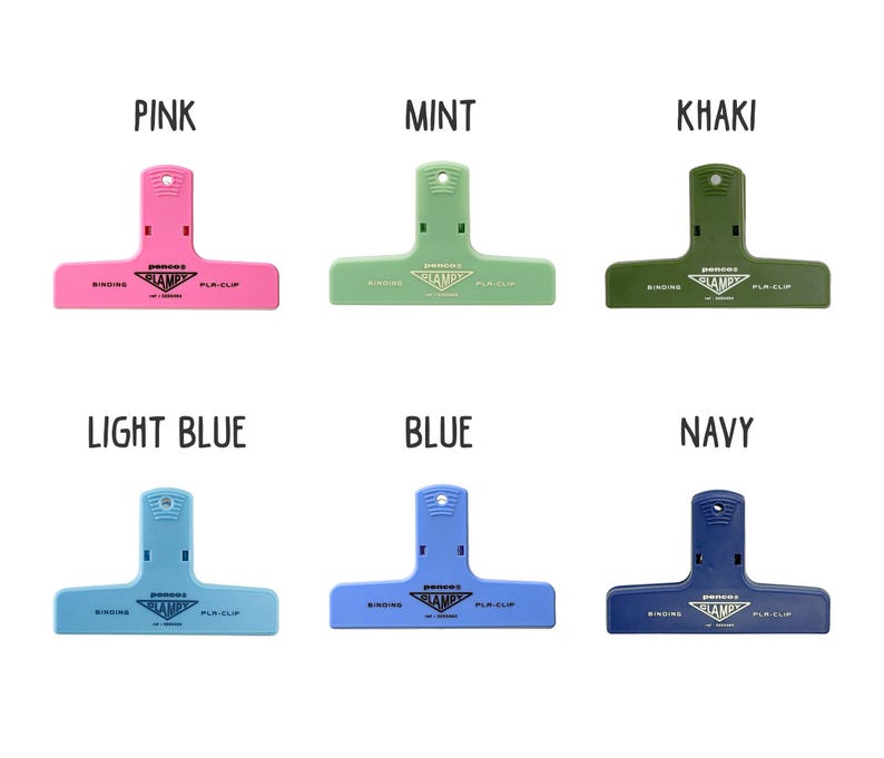Puede incluir: Seis clips de encuadernaci&oacute;n de pl&aacute;stico en varios colores: rosa, verde menta, caqui, azul claro, azul y marino. Cada clip tiene el texto "Penco Clamp" impreso.