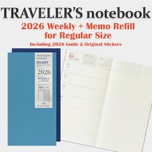 Puede incluir: Recambio de cuaderno Traveler's azul y marino para 2026, con páginas semanales y de notas. La portada muestra el texto "TRAVELER'S notebook DIARY 2026 WEEKLY and MEMO". El cuaderno abierto muestra una página cuadriculada con un calendario.
