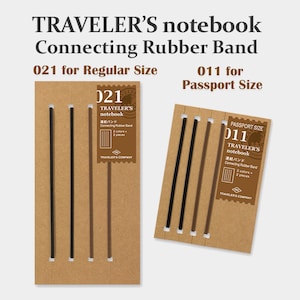 Puede incluir: Dos juegos de gomas elásticas para cuadernos Traveler's. El juego de la izquierda está etiquetado como "021 para tamaño regular" y el juego de la derecha está etiquetado como "011 para tamaño de pasaporte". Ambos juegos son marrones y negros.