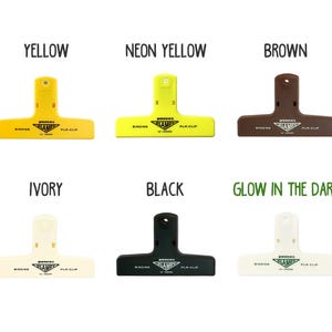 Puede incluir: Una colecci&oacute;n de seis clips de encuadernaci&oacute;n Penco Clamp en varios colores: amarillo, amarillo ne&oacute;n, marr&oacute;n, marfil, negro y brillan en la oscuridad. Cada clip muestra el nombre de la marca y la informaci&oacute;n del producto. Dise&ntilde;ados para encuadernar y organizar documentos.