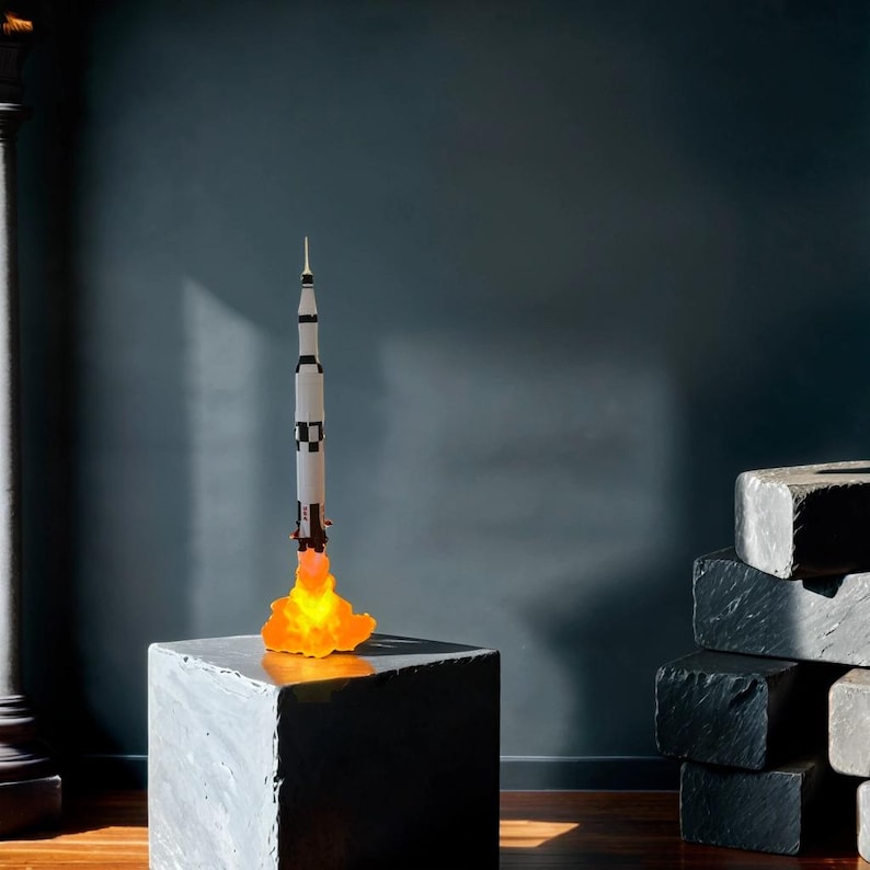 Night Light - Saturn V Rocket Lamp: Handcrafted from PLA, soft warm glow. Ideal gift for space fans.
