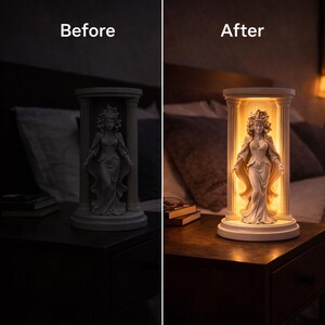 Puede incluir: Una estatua blanca de una mujer con un vestido largo, enmarcada por columnas, se encuentra sobre una mesita de noche. La estatua est&aacute; iluminada desde dentro, creando un brillo c&aacute;lido. La imagen est&aacute; dividida, mostrando la estatua antes y despu&eacute;s de la iluminaci&oacute;n.