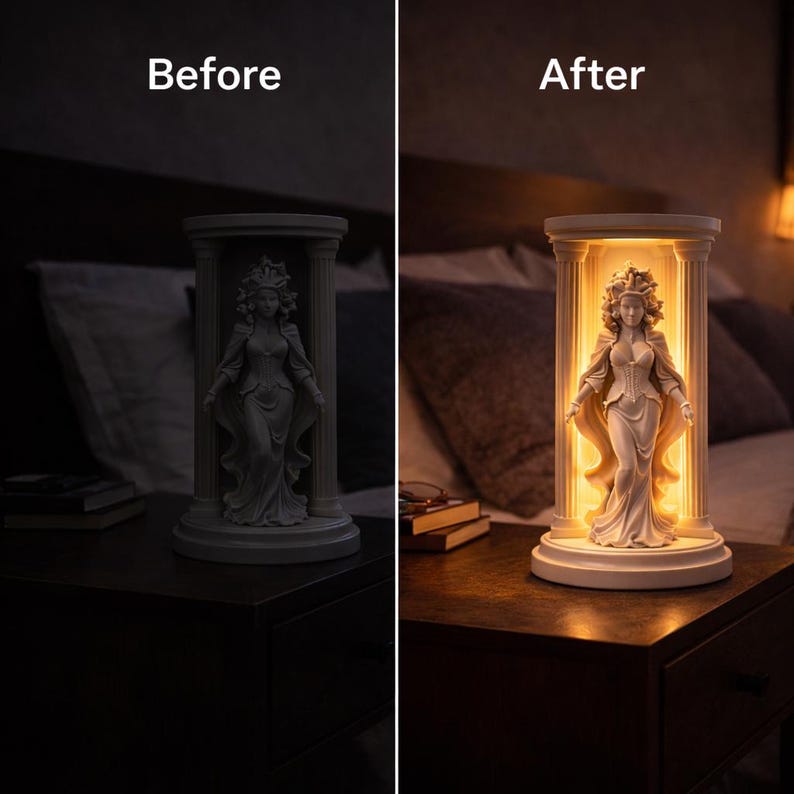 Puede incluir: Una estatua blanca de una mujer con un vestido largo, enmarcada por columnas, se encuentra sobre una mesita de noche. La estatua est&aacute; iluminada desde dentro, creando un brillo c&aacute;lido. La imagen est&aacute; dividida, mostrando la estatua antes y despu&eacute;s de la iluminaci&oacute;n.