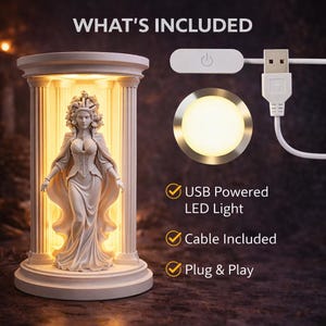 Puede incluir: L&aacute;mpara LED blanca con una estatua cl&aacute;sica de una mujer dentro de una estructura con columnas. La l&aacute;mpara incluye una luz LED alimentada por USB, un cable y es plug-and-play. La l&aacute;mpara emite un brillo c&aacute;lido y acogedor.