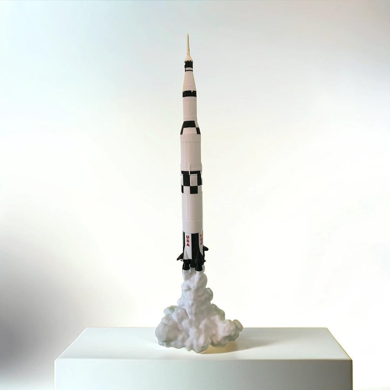 Night Light - Space Themed Rocket: Apollo 11 Saturn V, 60 cm tall lamp, perfect for space lovers’ decor.