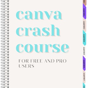 Könnte beinhalten: Ein weißes Notizbuch mit einer blauen Spiralbindung. Der Umschlag trägt den Text "canva crash course" in Blau mit einem Schattenstil. Unter dem Text steht "FOR FREE AND PRO USERS" in Schwarz. Die rechte Seite des Umschlags hat acht Laschen mit den Beschriftungen "CHAPTER 1" bis "CHAPTER 8" in verschiedenen Farben.