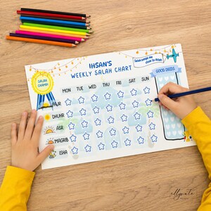 Puede incluir: Una tabla semanal de Salah para Ihsan con una cuadrícula de iconos de estrellas azules para los tiempos de oración Fajr, Dhuhr, Asr, Maghrib e Isha. La tabla incluye una insignia amarilla de Salah Champ, una columna de Good Deeds con corazones y el texto Salah keeps me close to Allah.