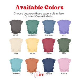 Op de afbeelding: Afbeelding met Comfort Colors&reg; shirts in diverse kleuren: peper, lichtgroen, spijkerblauw, violet, ivoor, boter, karmozijn, mos, krijt mint, oranje, middernacht en bloesem. Tekst: "Beschikbare kleuren."
