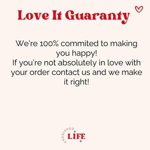 Op de afbeelding: Een cr&egrave;mekleurige afbeelding met de tekst "Love It Guaranty" in het rood, met een hartsymbool. De tekst hieronder geeft een toewijding aan klanttevredenheid aan en biedt een oplossing als de klant niet tevreden is. Het logo "CHERISHED LIFE" staat onderaan.