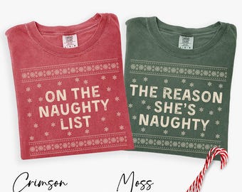 Pode incluir: Duas camisetas de Natal, uma carmesim e outra verde musgo. A camiseta carmesim diz "ON THE NAUGHTY LIST" e a verde diz "THE REASON SHE'S NAUGHTY". Flocos de neve e desenhos de borda estão presentes nas camisetas.