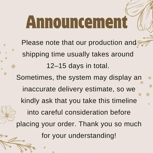 Puede incluir: Anuncio beige con la palabra "Announcement" en fuente marr&oacute;n oscuro estilizada. El texto informa a los clientes sobre los tiempos de producci&oacute;n y env&iacute;o, y solicita comprensi&oacute;n con respecto a las estimaciones de entrega.