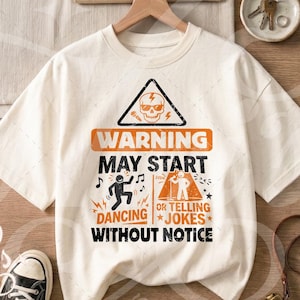 Puede incluir: Una taza de cerámica blanca con un asa negra y el texto "But First, Coffee" en un estilo manuscrito. La taza está sobre una superficie blanca. La taza mide aproximadamente 10 cm de alto.