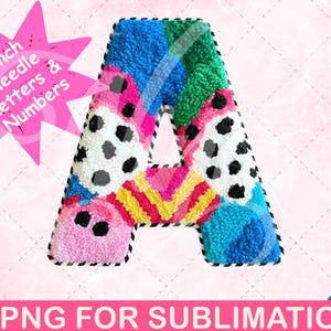 Può includere: Una lettera "A" colorata e strutturata, realizzata con la tecnica del punch needle. La lettera presenta una varietà di colori, tra cui blu, verde, rosa, giallo e bianco con dettagli neri. L'immagine include anche il testo "Punch Needle Letters & Numbers" e "PNG FOR SUBLIMATION".