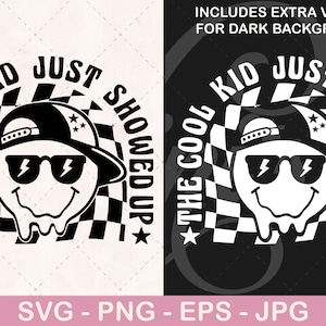 Puede incluir: Diseño gráfico en blanco y negro con una cara sonriente que lleva gafas de sol y una gorra de béisbol. El texto dice "THE COOL KID JUST SHOWED UP". Incluye una versión para fondos oscuros.