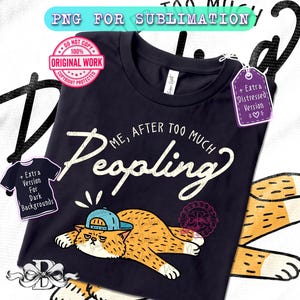 Puede incluir: Una camiseta negra con el texto blanco "ME, AFTER TOO MUCH Peopling" sobre un gráfico de un gato naranja con una gorra de béisbol azul. El gato está tumbado con expresión gruñona. El diseño incluye detalles y texto en color blanco.