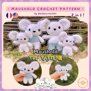 Peut inclure: Un patron de crochet pour réaliser deux jouets amigurumi en forme de souris. Le patron est disponible en téléchargement PDF. L'image montre quatre souris au crochet, dont deux portent des chemises rayées bleu et blanc. Le patron est intitulé "Maushoid PDF Pattern" et comprend le texte "2 en 1 !" et "by @sisssou.crochet".