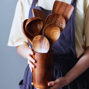 チーク材の木製キッチン用品セット - 天然木の調理用スプーン、スパチュラ、ホルダー付きザル