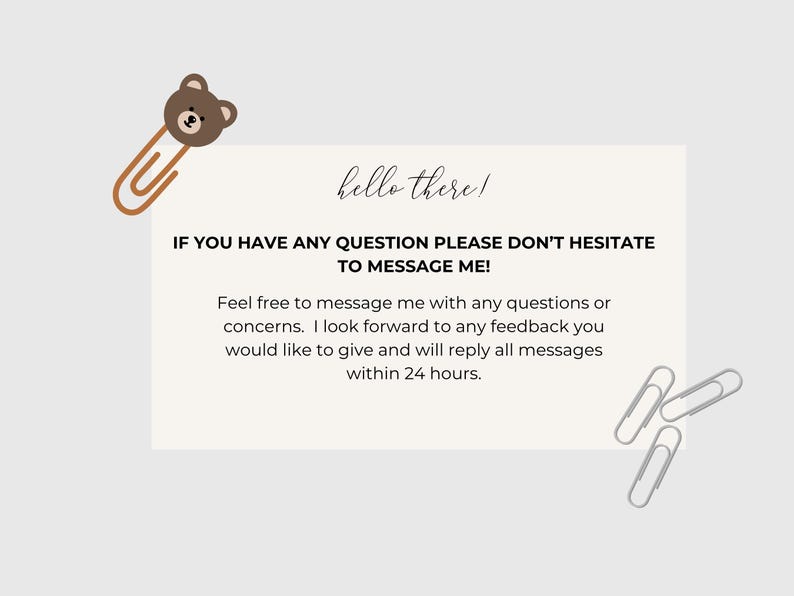 Puede incluir: Una tarjeta de color beige claro con el texto "hello there!" y un mensaje sobre c&oacute;mo contactar al vendedor. Un clip de papel con forma de oso marr&oacute;n est&aacute; en la parte superior izquierda. Tres clips de papel plateados est&aacute;n en la parte inferior derecha.