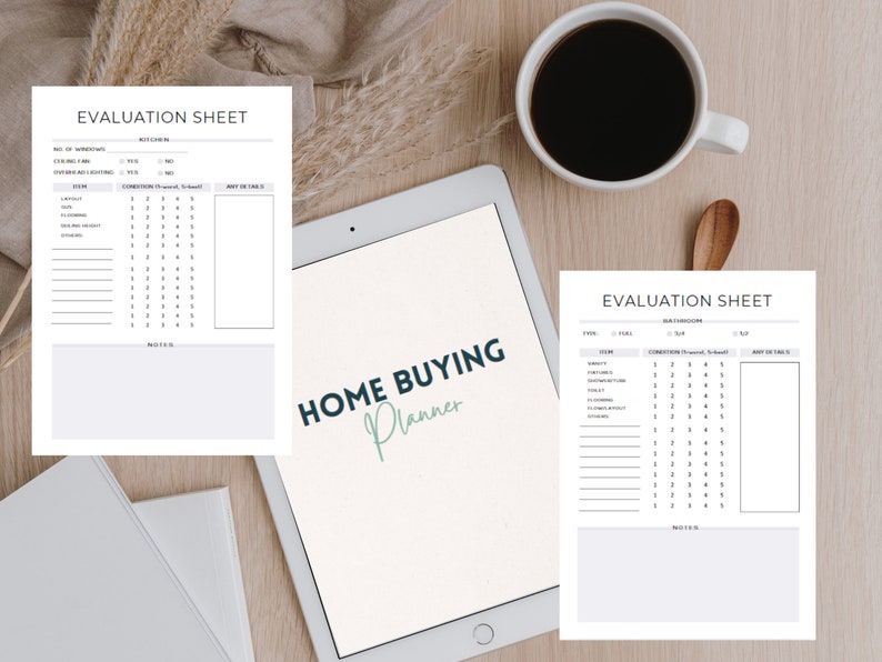 Puede incluir: Un planificador de compra de vivienda con hojas de evaluaci&oacute;n, una tableta y una taza de caf&eacute;. El planificador incluye secciones para evaluaciones de cocina y ba&ntilde;o. La tableta muestra el texto "Home Buying Planner".